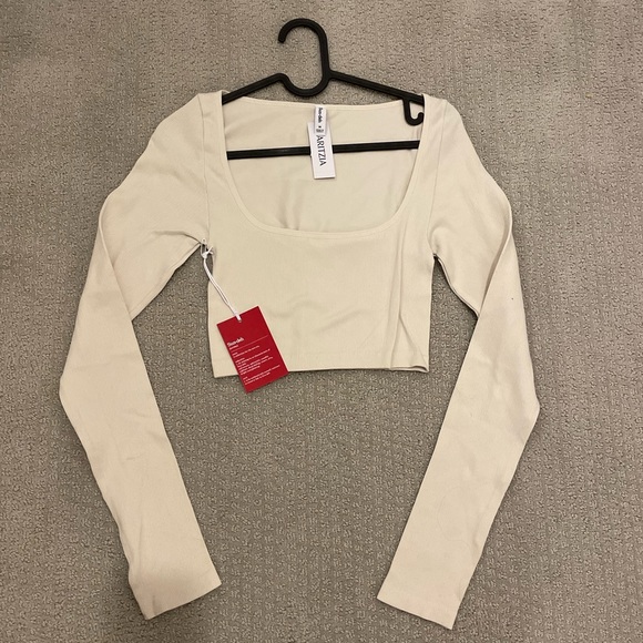 ARITZIA TEE - Picture 1 of 3